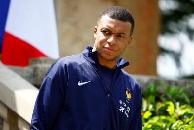 Ida de Mbappé a boate na Suécia é criticada por jornal francês