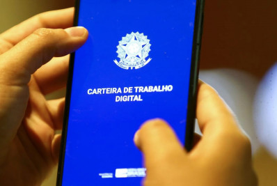 Empregos com carteira assinada e informais batem recordes históricos