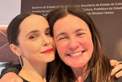 Adriana Esteves prestigia peça de Débora Falabella no Rio