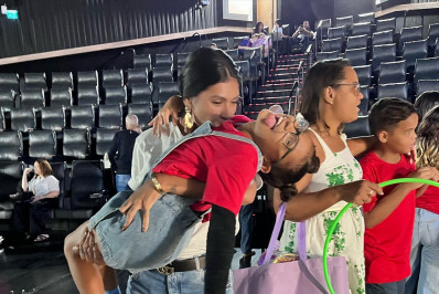 Pocah chora com apresentação da filha na escola: 'Carrossel de emoções'