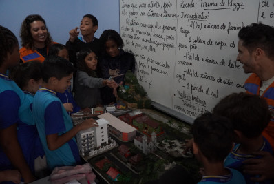 Defesa Civil do Futuro ensina crianças no Jardim Catarina