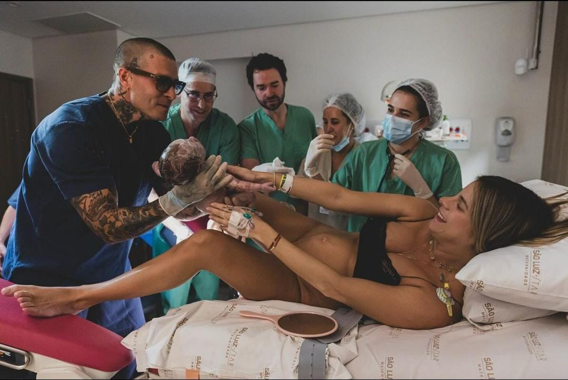 Shantal Verdelho e Mateus Verdelho segurando o terceiro filho do casal, Giuseppe - Reprodução / Instagram