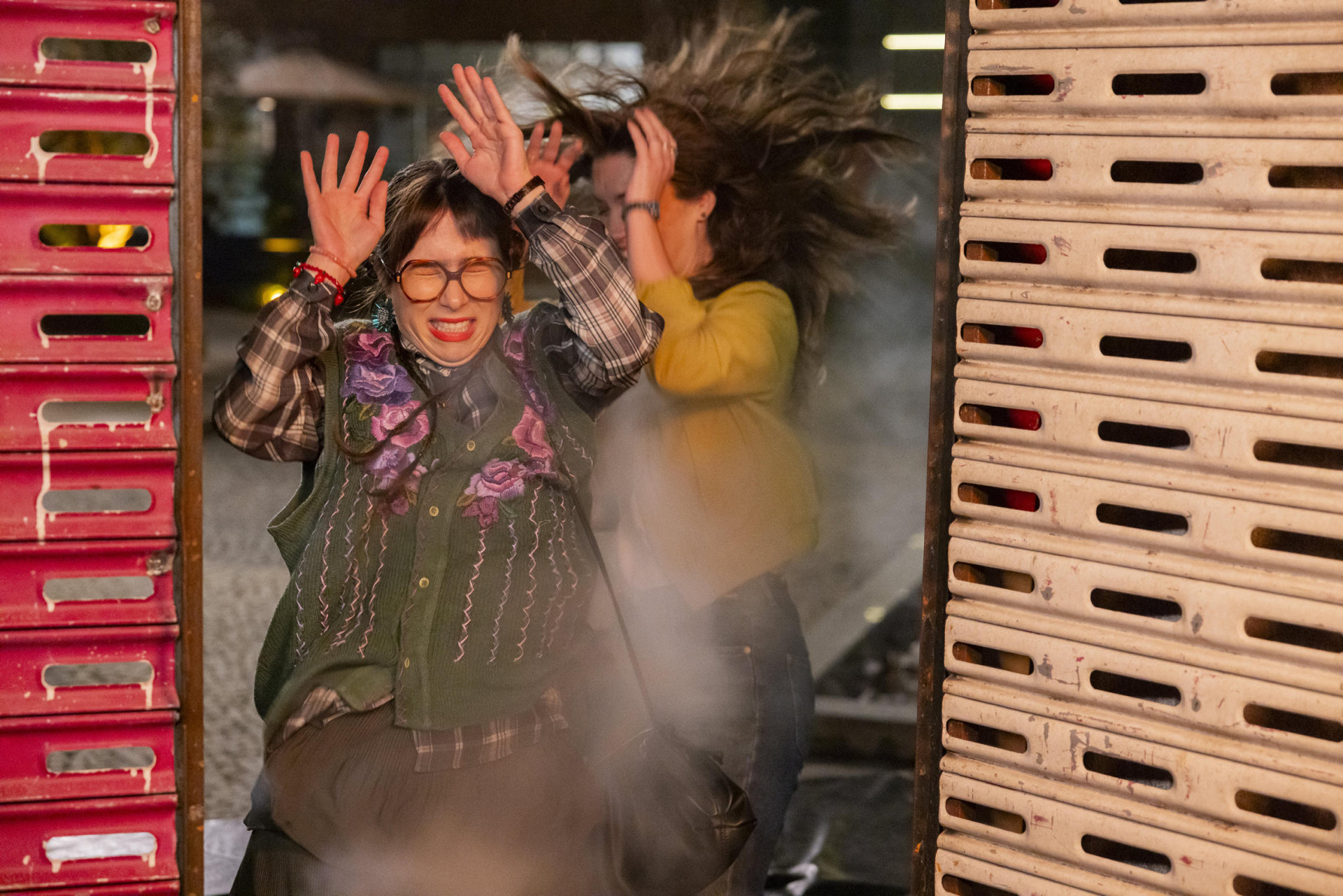 Lupita (Daphne Bozaski) e Vênus (Nathalia Dill) se ferem em explosão de galeria - Fabio Rocha / TVGlobo