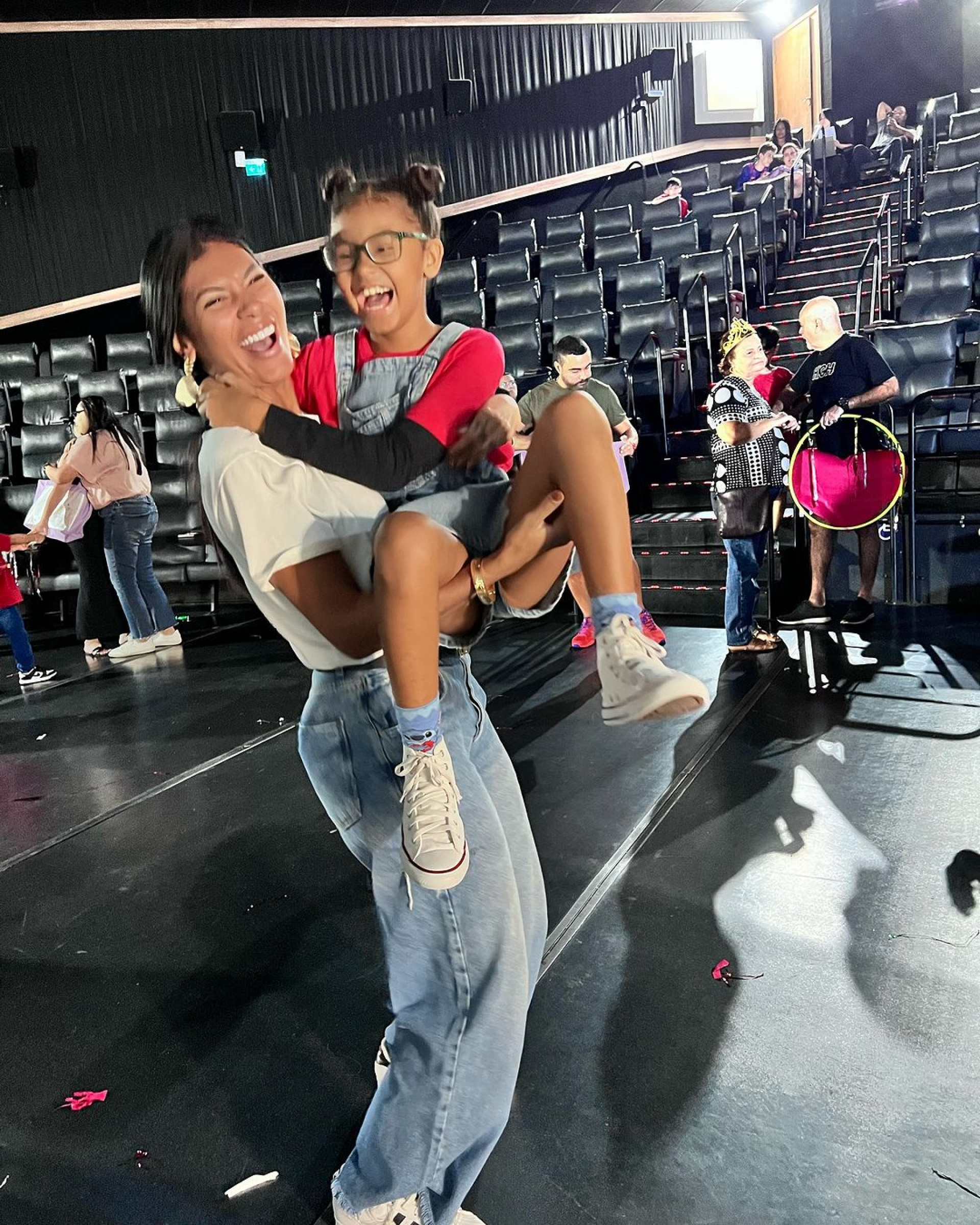 Pocah chora com apresentação da filha na escola - Reprodução