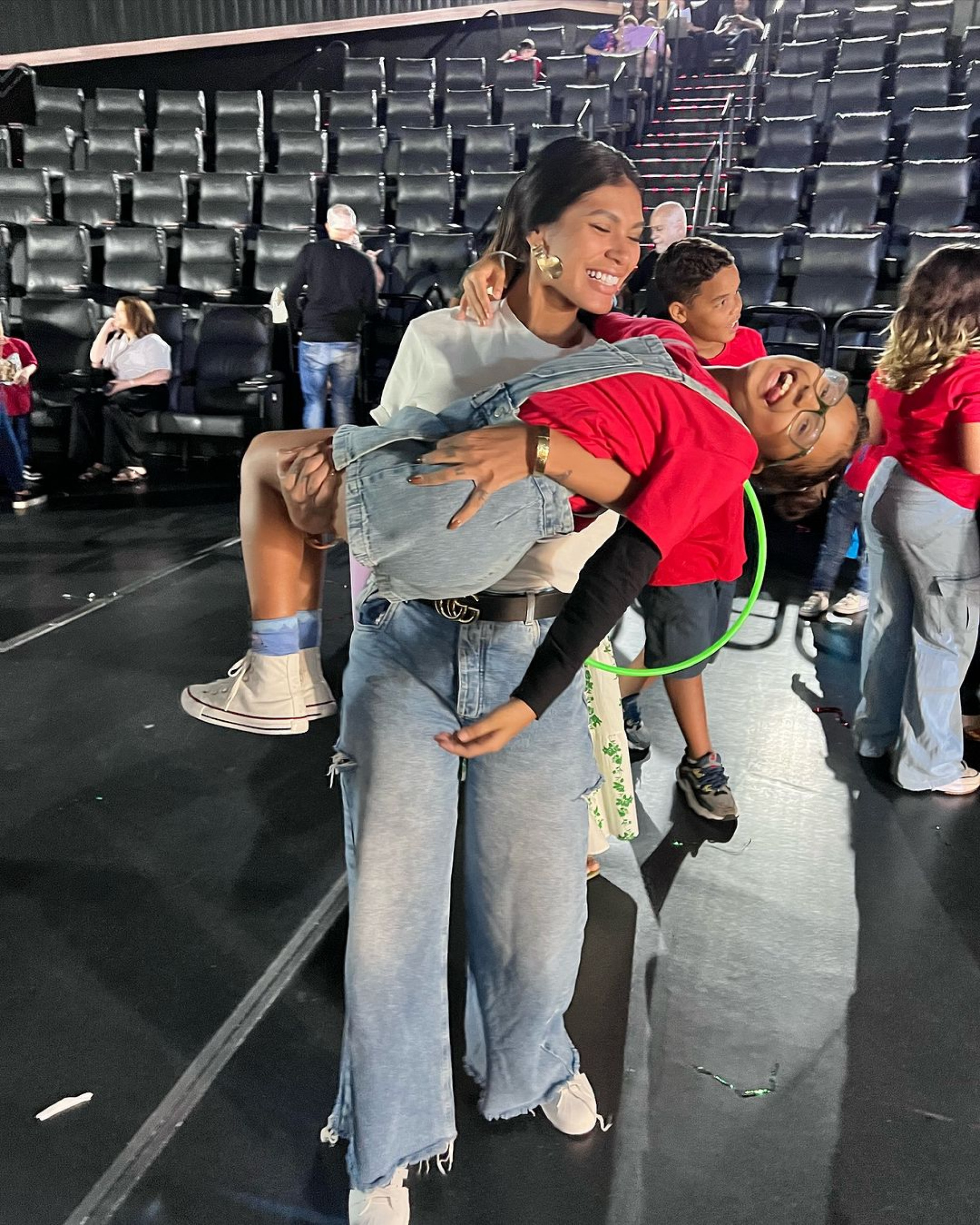 Pocah chora com apresentação da filha na escola - Reprodução