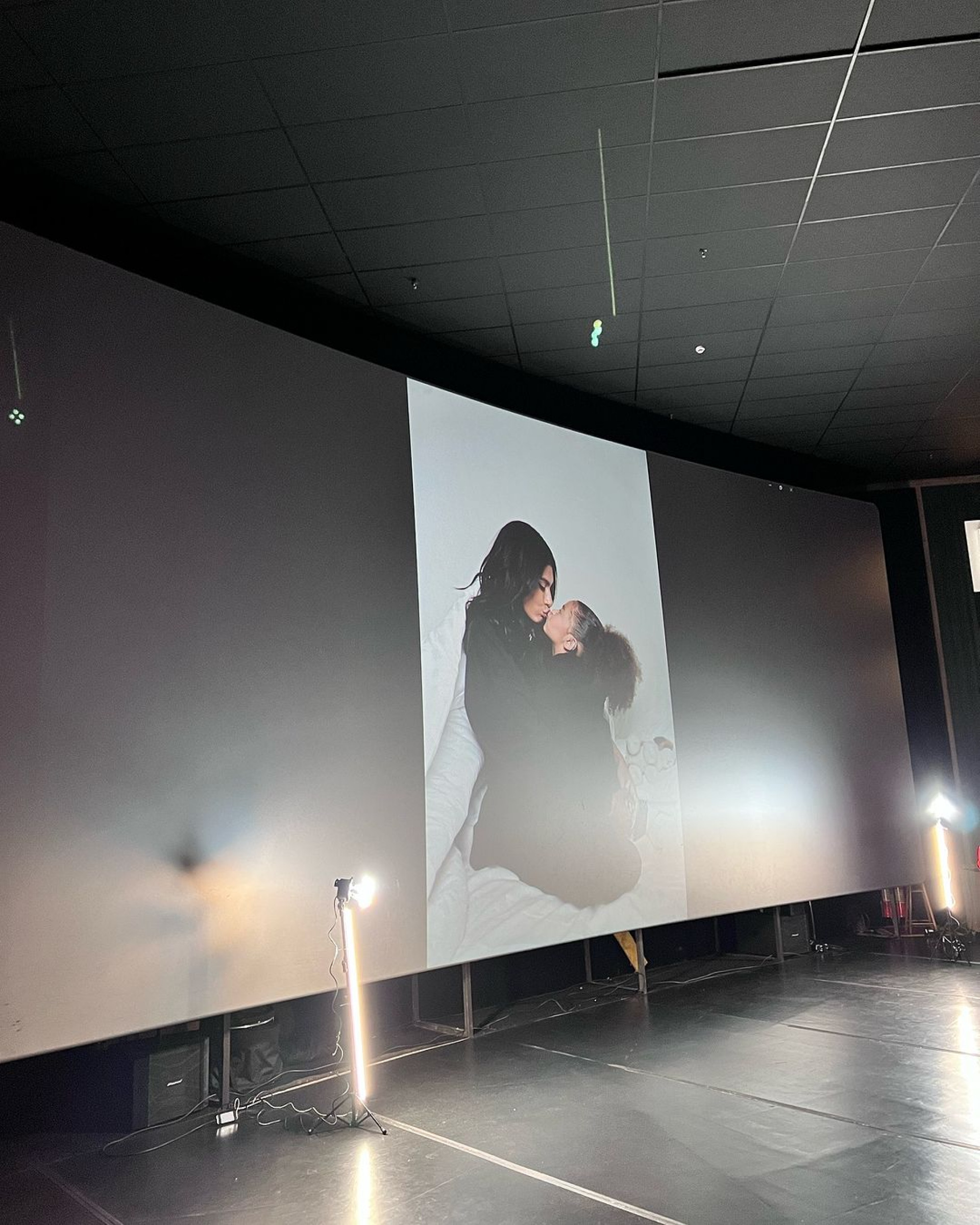 Pocah chora com apresentação da filha na escola - Reprodução