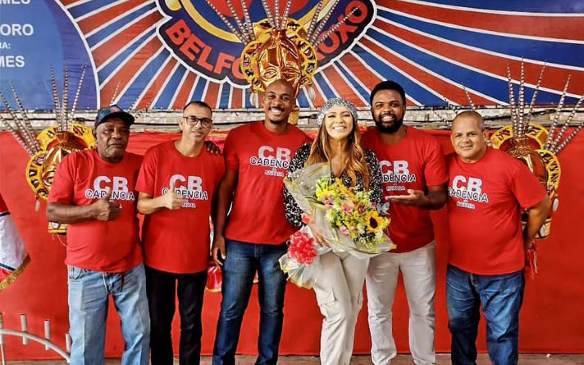 Rainha de Bateria Darlin Ferratty, com ritmistas, na quadra da agremiação