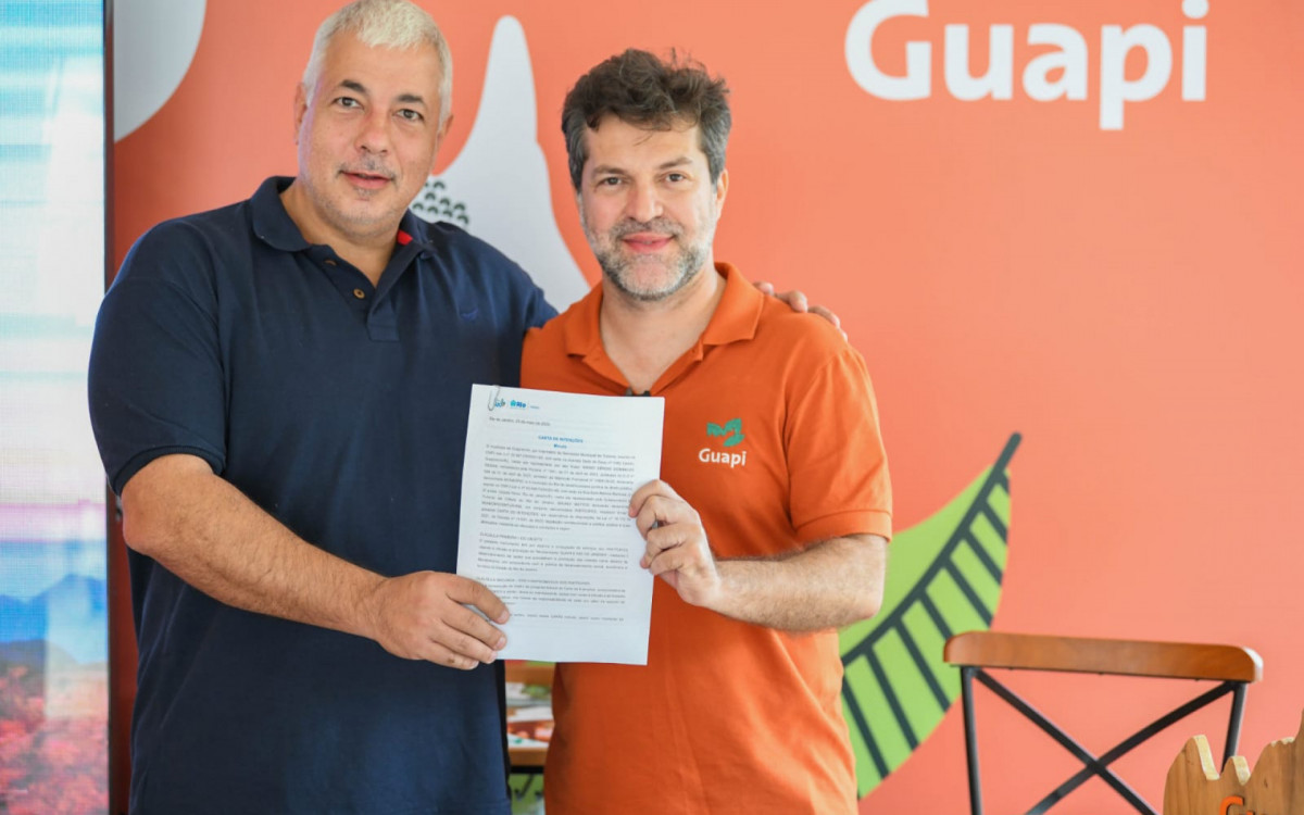 O subsecretário de Turismo do Rio, Bruno Mattos, e o secretário de Turismo de Guapimirim, Mário Seixas, seguram termo de parceria de fomento ao setor - Foto: Marcelo Oliveira - Imagem cedida ao DIA