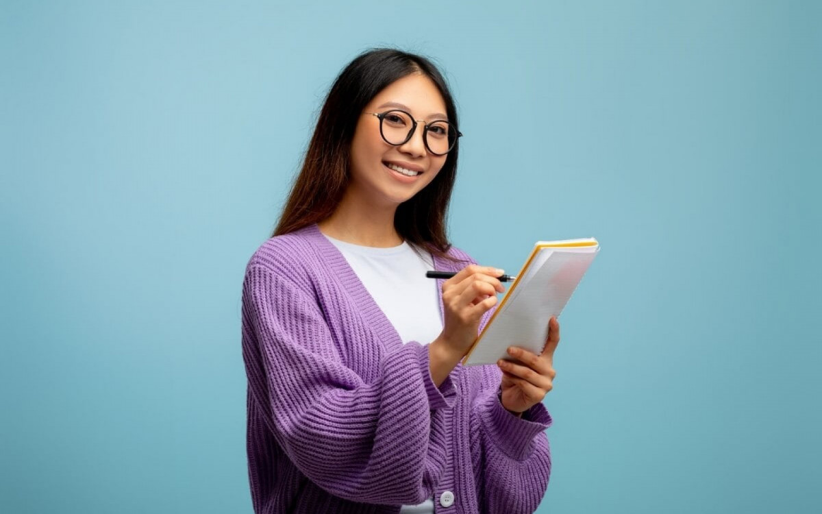 A reda&ccedil;&atilde;o do Enem 2024 pode cobrar temas atuais (Imagem: Prostock-studio | Shutterstock) 