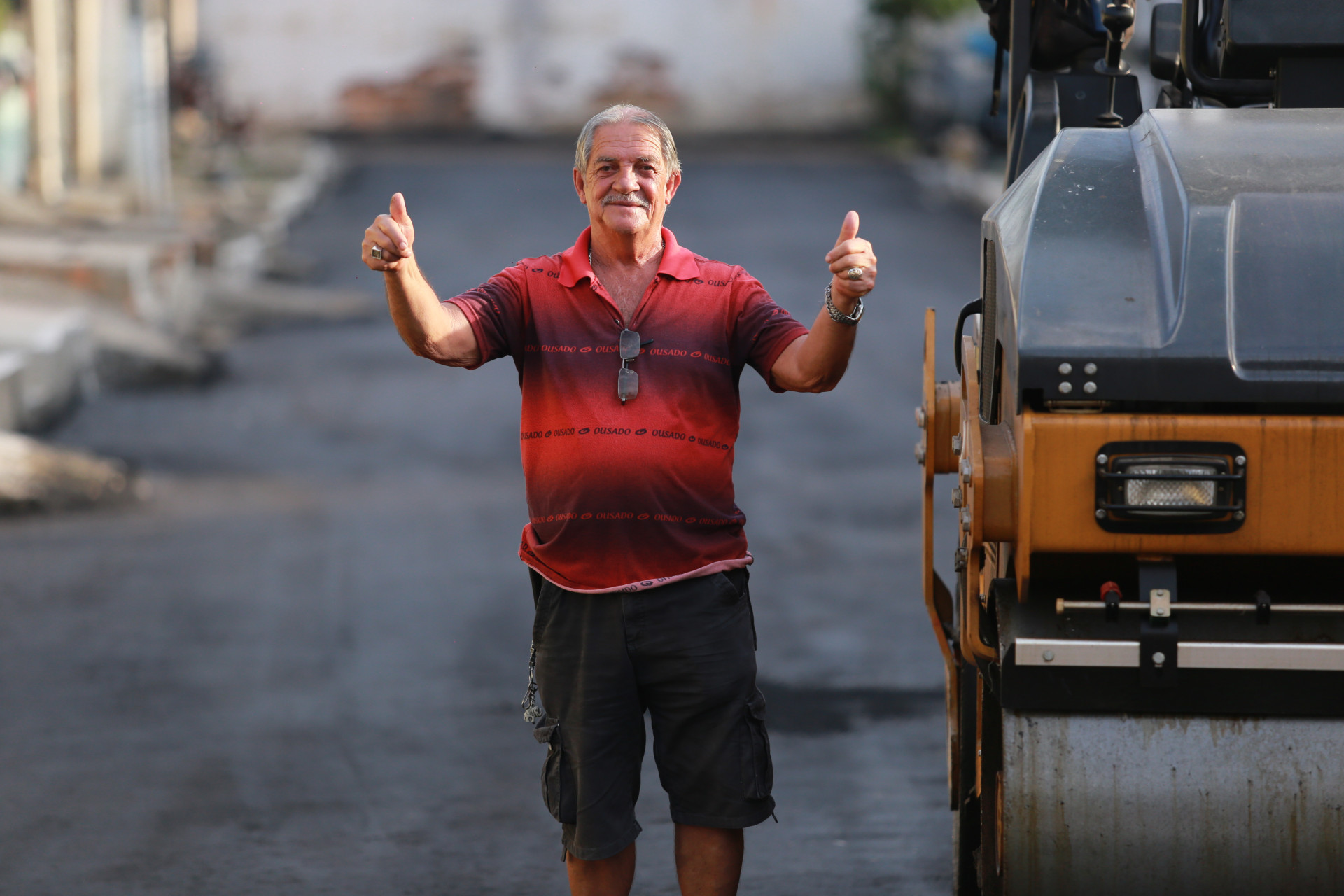 Morador de Andrade Araújo, José Marcio ficou feliz com o novo asfalto da rua - Rafael Barreto / PMBR