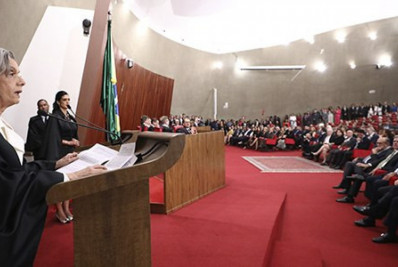 Nova presidente do TSE promete combater 'mentiras' das redes sociais