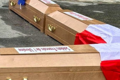 França realiza investigação após caixões serem colocados ao pé da Torre Eiffel