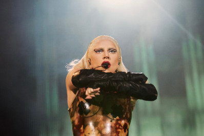 Lady Gaga nega boatos de gravidez após casamento da irmã