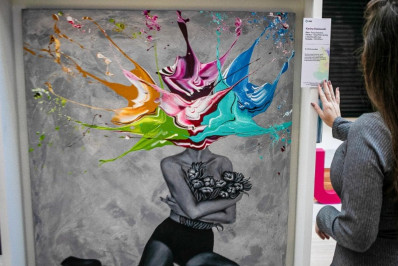 Exposição une arte e conscientização sobre saúde feminina em shopping na Zona Sul