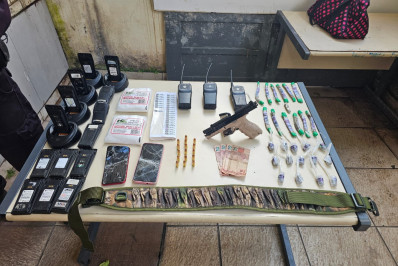 Polícia Militar prende dois suspeitos de tráfico e apreende arma e drogas