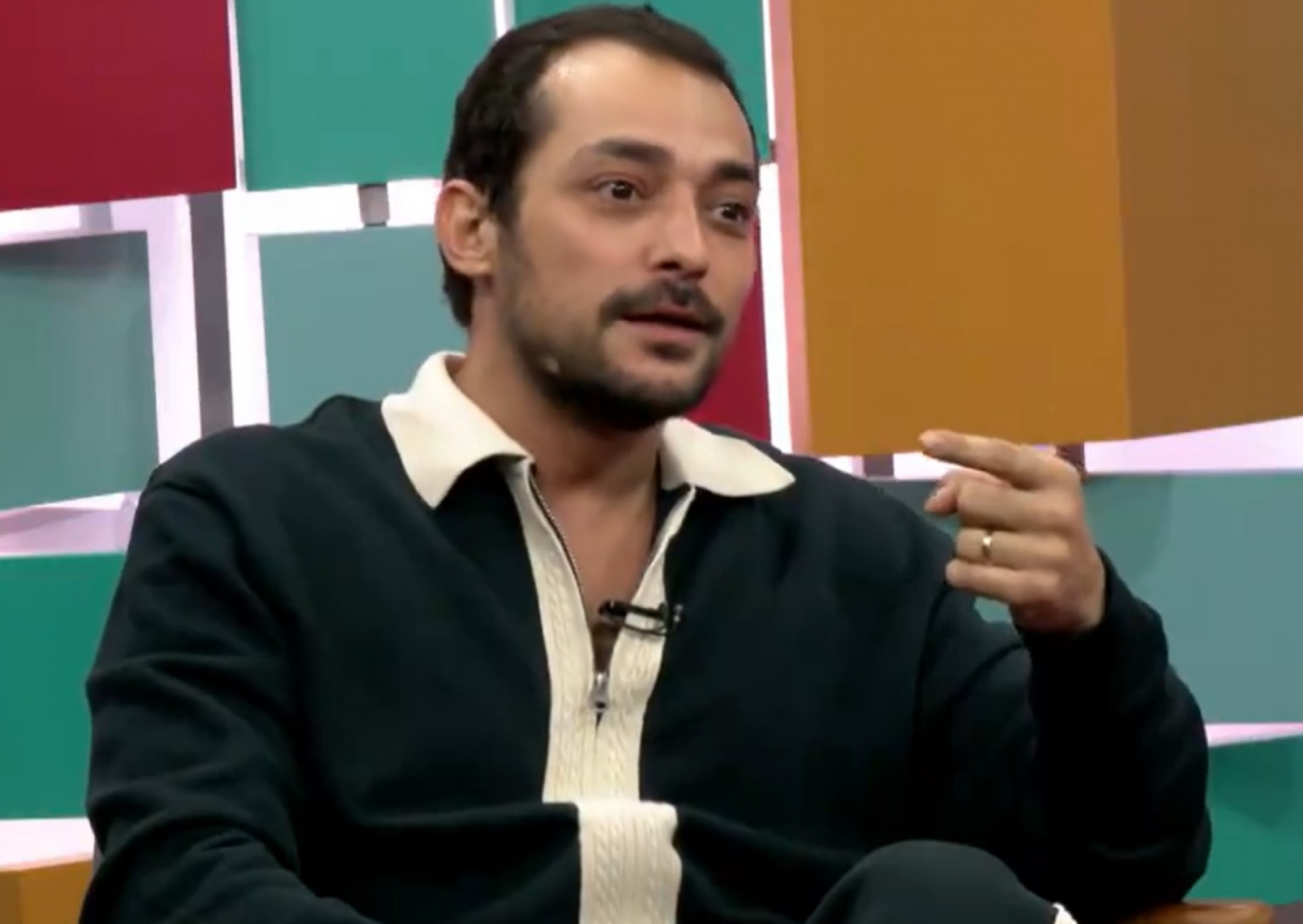 Eduardo Sterblitch opina sobre beleza de Léo Santana - Reprodução de vídeo