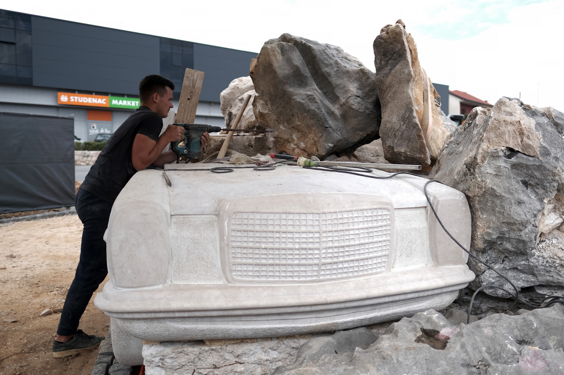 Mercedes esculpida em homenagem aos emigrantes em Imotski, na Croácia - Filip Babic / AFP