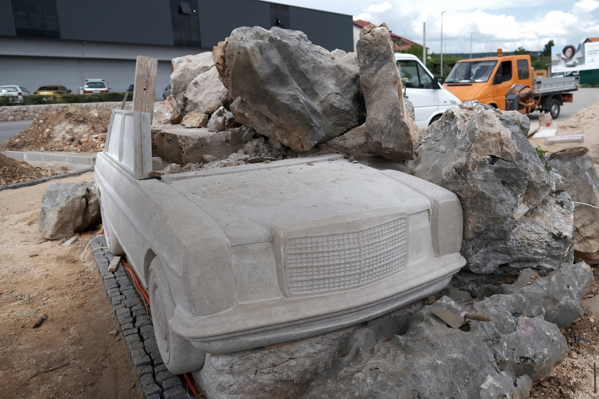Mercedes esculpida em homenagem aos emigrantes em Imotski, na Croácia - Filip Babic / AFP