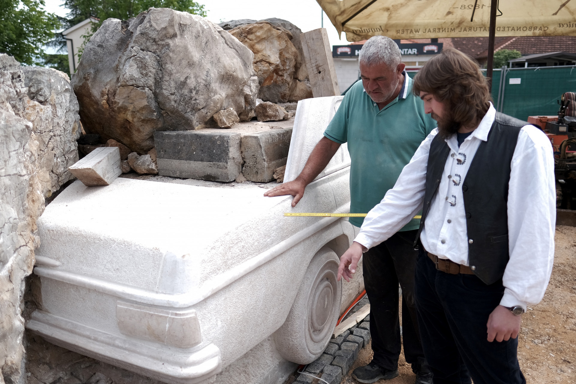 Mercedes esculpida em homenagem aos emigrantes em Imotski, na Croácia - Filip Babic / AFP