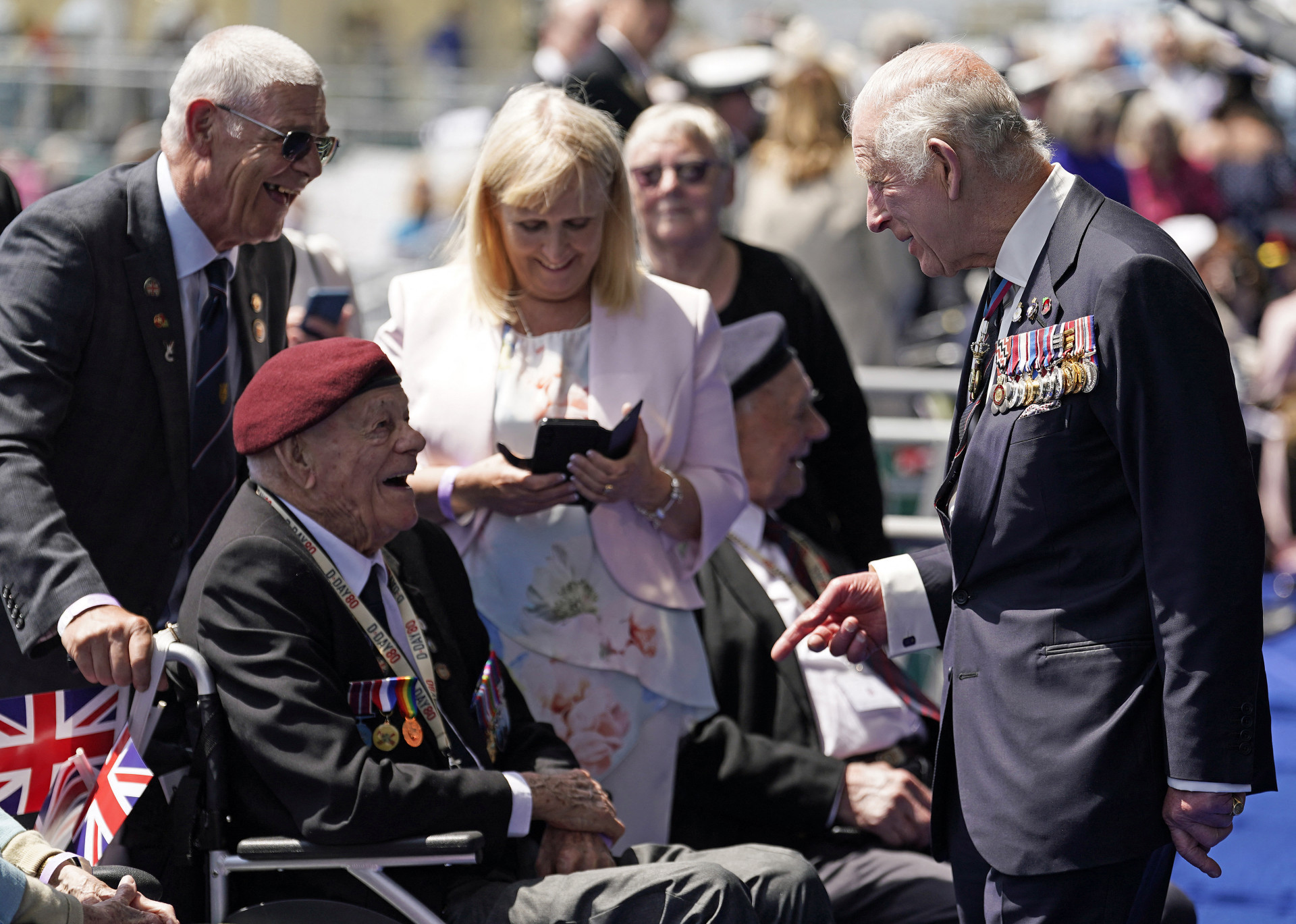 Rei Charles III cumprimenta veteranos da segunda guerra mundial - Andrew Matthews / Pool / AFP Andrew Matthews