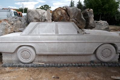 Croatas constroem Mercedes em tamanho real para homenagear emigrantes