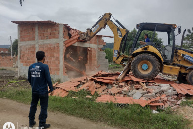 Construções ilegais erguidas às margens do Rio Cabuçu são demolidas em Guaratiba
