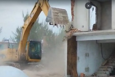 Inea demole construções irregulares no Parque Estadual da Costa do Sol, em Arraial do Cabo