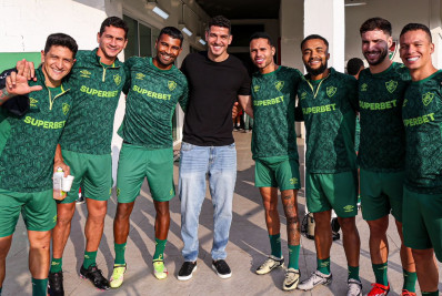 Vídeo: Nino visita o CT do Fluminense e reencontra ex-companheiros