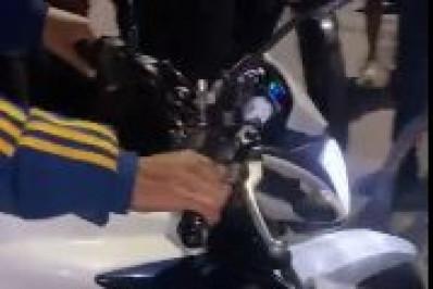 Motoboy é baleado durante abordagem na Cidade de Deus; PM alega disparo acidental