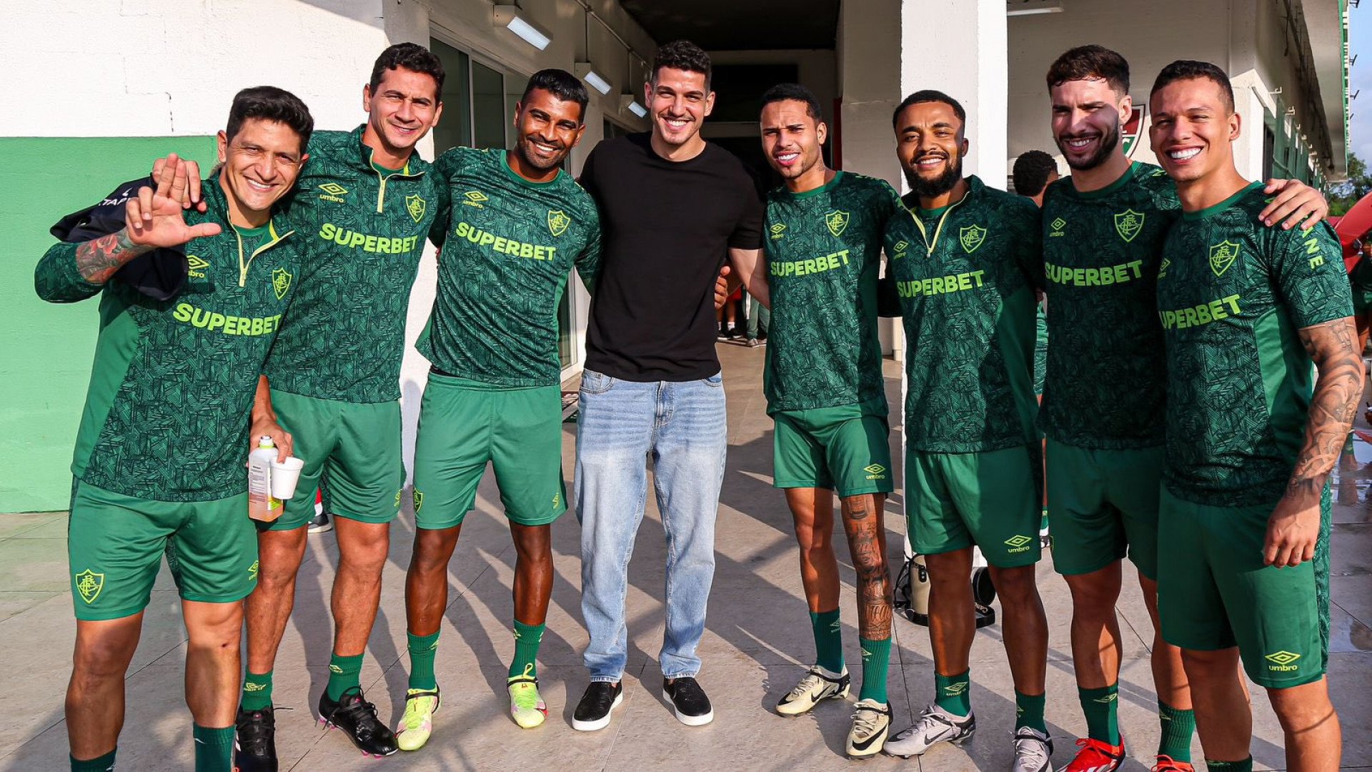 Nino tira com foto com os ex-companheiros de equipe no CT do Fluminense - Marcelo Gonçalves/Fluminense FC