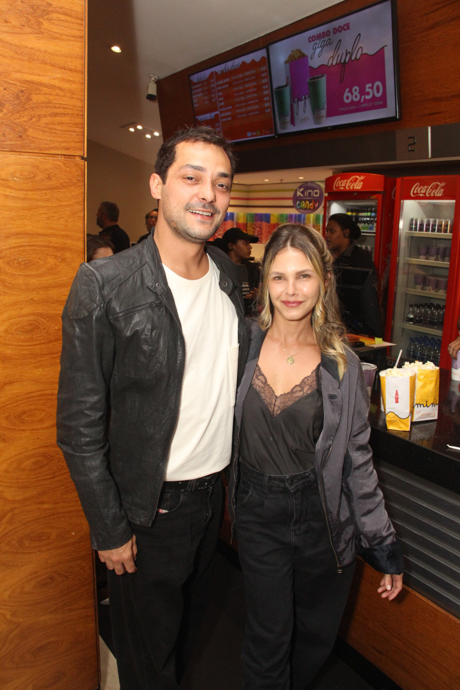 Eduardo Sterblitch e a mulher, Louise D'Tuani, na pré-estreia do filme 'Grande Sertão', no Rio - Rogério Fidalgo/ Agnews