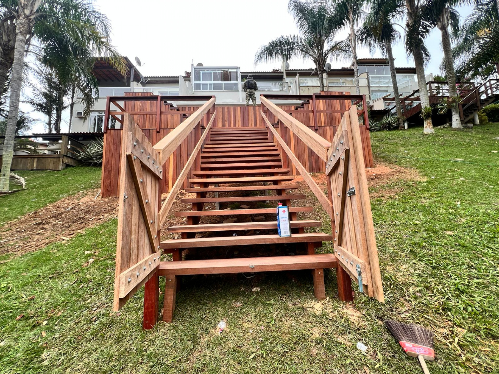 Deck construído em área de preservação - Divulgação/Disque Denúncia Linha Verde
