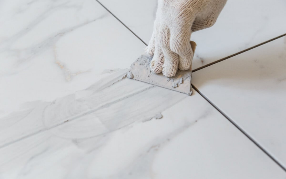 A aplica&ccedil;&atilde;o do rejunte &eacute; um processo simples (Imagem: Vladeep | Shutterstock)