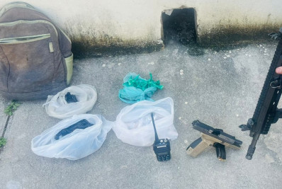 PM apreende material do tráfico de drogas em Meriti