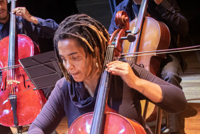 Violoncelista da Grota faz vaquinha após ter instrumento roubado