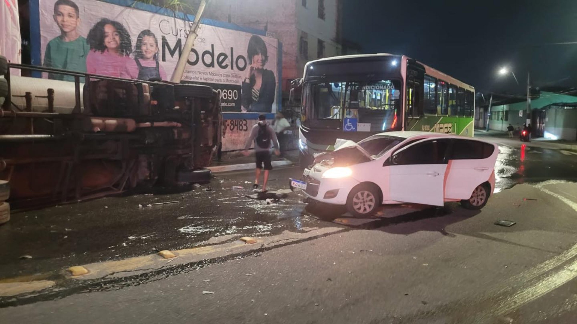 Acidente ocorreu na altura do Shopping Grande Rio, em São João de Meriti - Reprodução