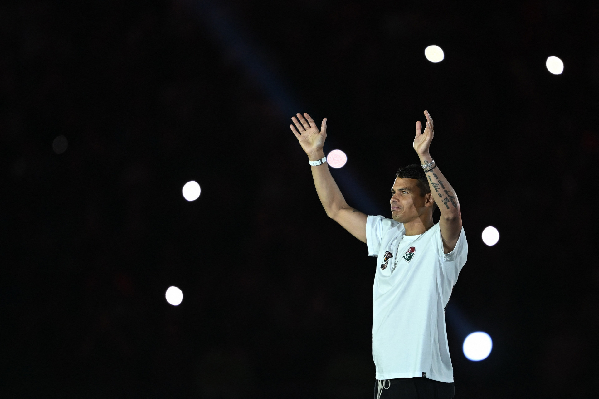 No Maracan&atilde;, o zagueiro Thiago Silva, emocionado, agradece o carinho da apaixonada torcida  - AFP