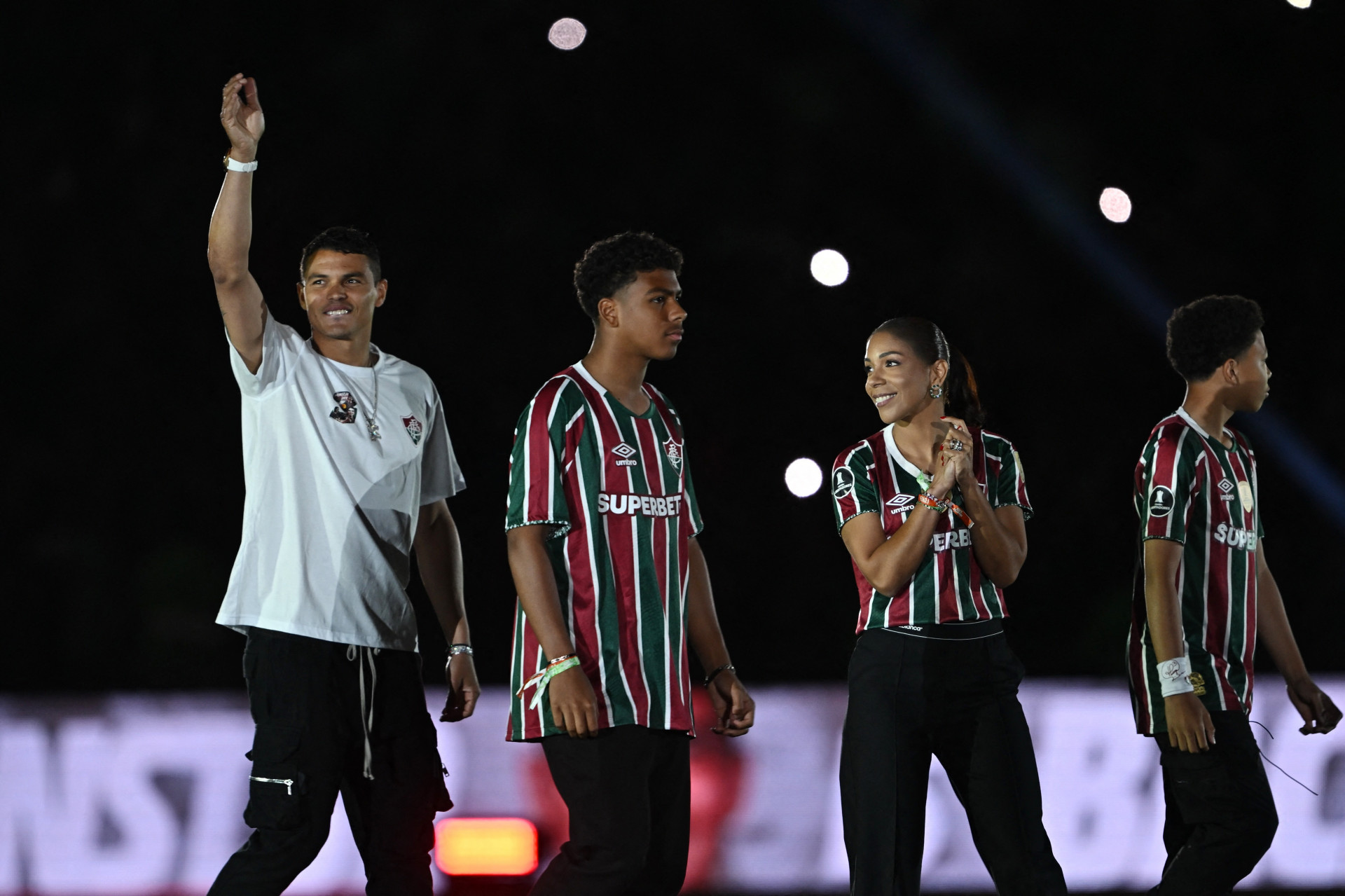 Thiago Silva e família no Maracanã - Mauro Pimentel/AFP