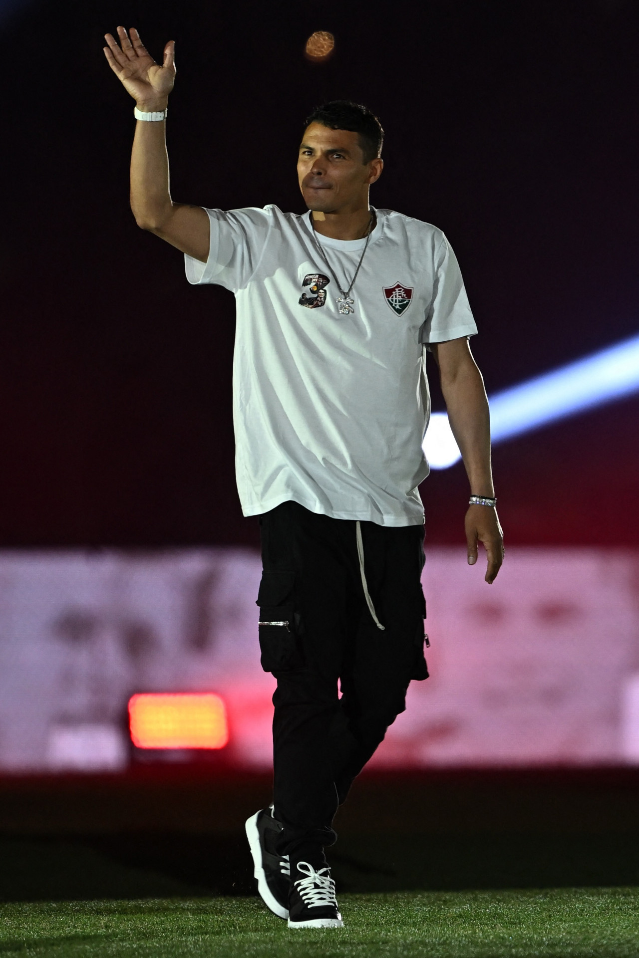 Thiago Silva sa&uacute;da a torcida do Fluminense - Mauro Pimentel/AFP