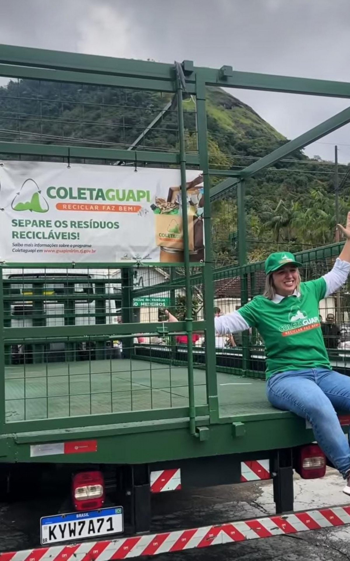 A prefeita de Guapimirim, Marina Rocha, está no caminhão que será usado para a coleta seletiva - Foto: Secom PMG - Redes Sociais