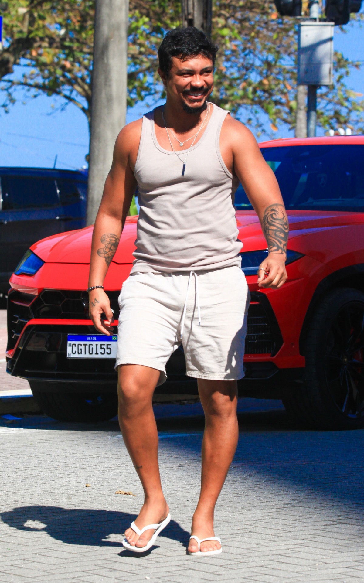 Xamã ostenta carrão na praia da Barra da Tijuca