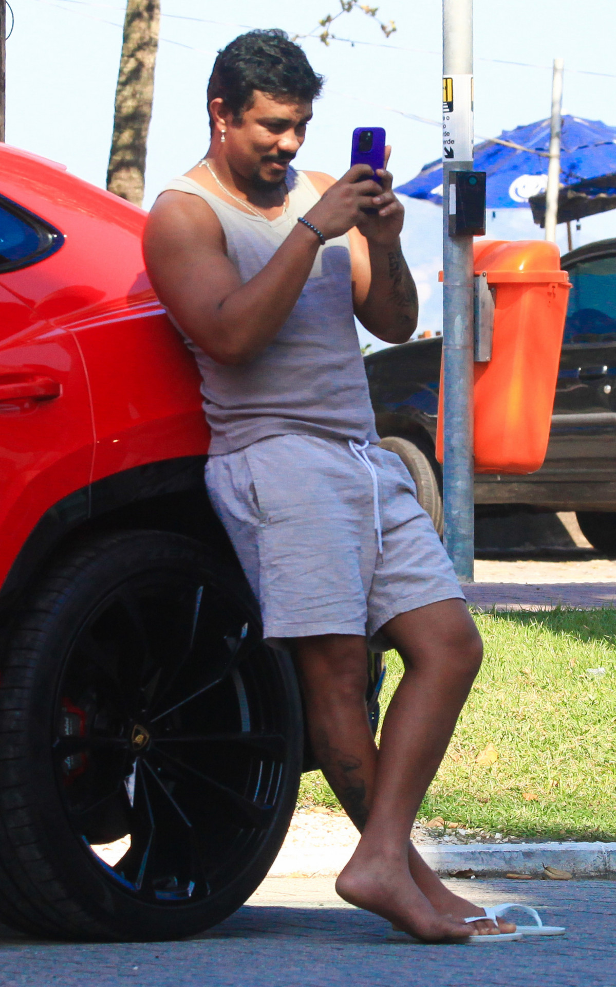 Xamã ostenta carrão na praia da Barra da Tijuca