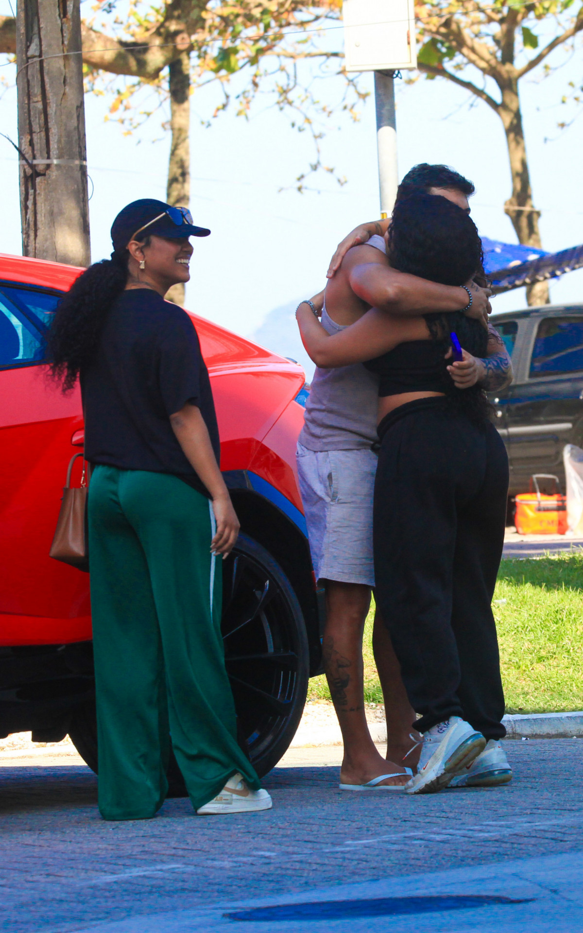 Xamã ostenta carrão na praia da Barra da Tijuca
