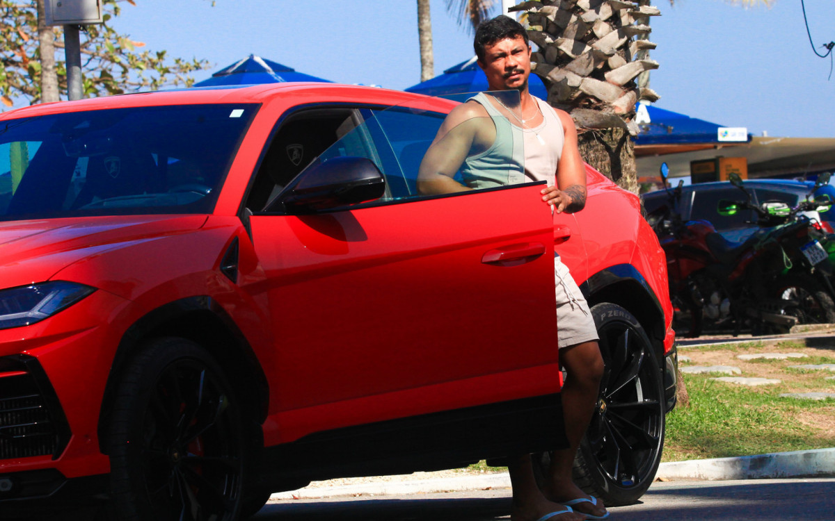 Xamã ostenta carrão na praia da Barra da Tijuca