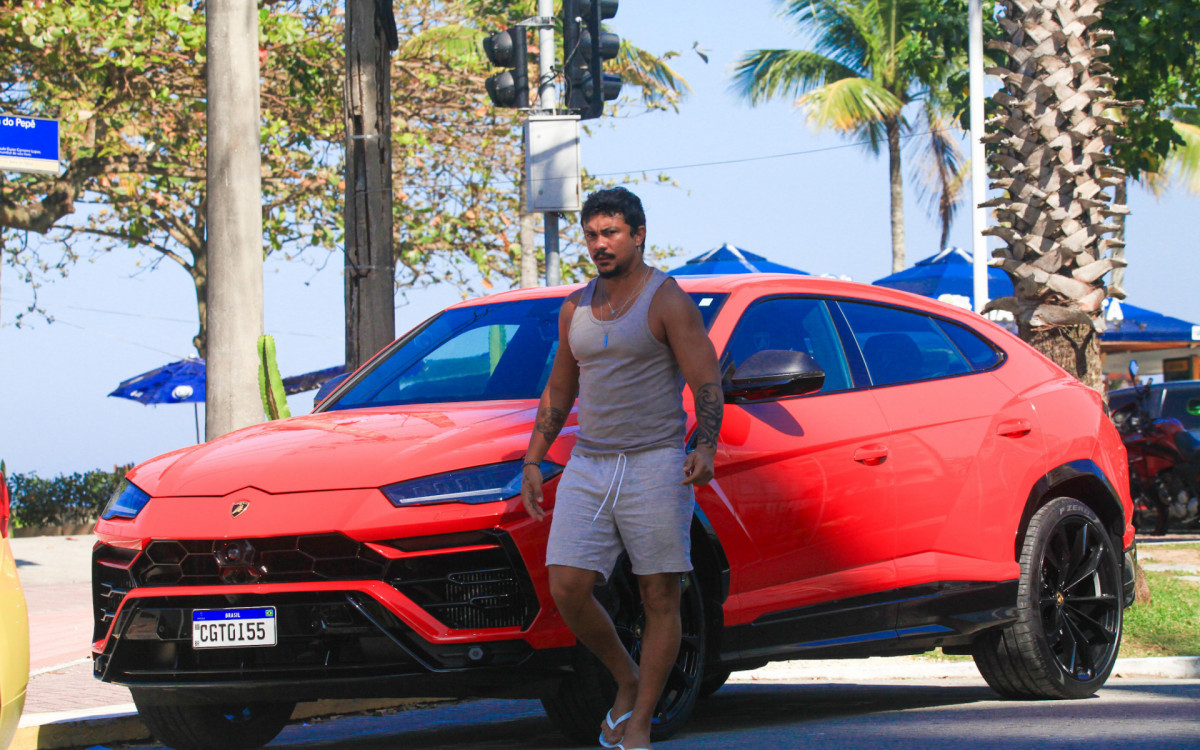 Xamã ostenta carrão na praia da Barra da Tijuca