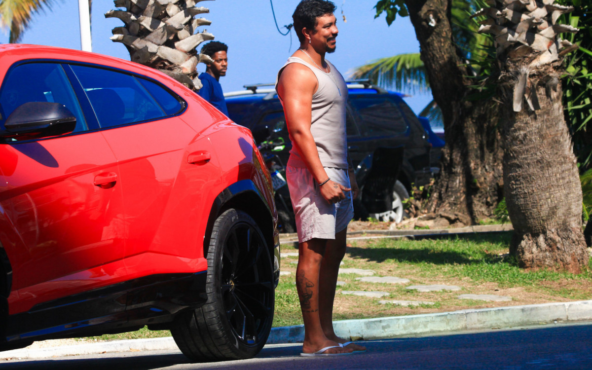 Xamã ostenta carrão na praia da Barra da Tijuca