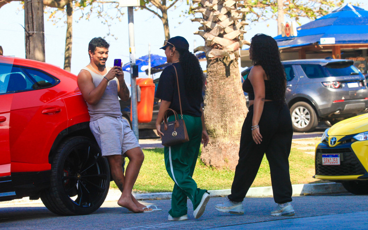 Xamã ostenta carrão na praia da Barra da Tijuca
