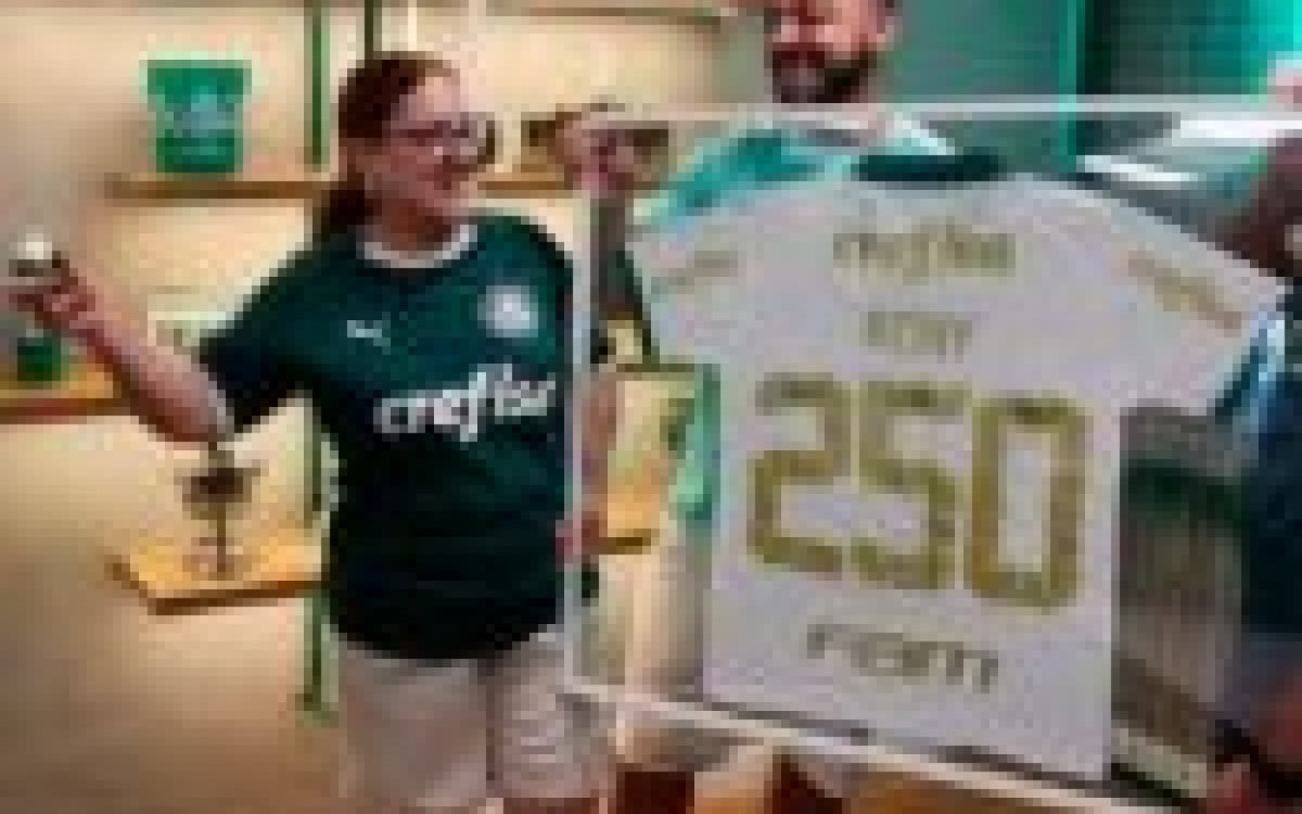 Rony recebe homenagem por completar 250 jogos no Palmeiras