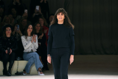 Chanel confirma saída de Virginie Viard, diretora criativa que assumiu posto de Karl Lagerfeld