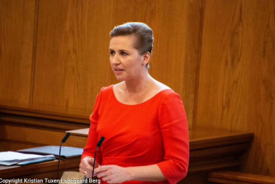 Primeira-ministra da Dinamarca é agredida por homem em Copenhague